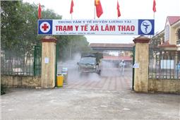 Lực lượng phòng hóa Quân khu phun hóa chất khử khuẩn tại xã Lâm Thao